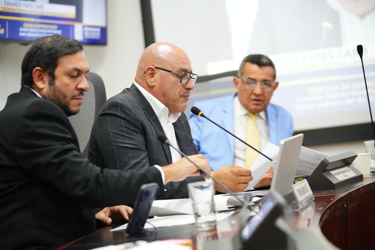 juanfelipecorzo's tweet photo. La Comisión Séptima ya está en marcha. 🇨🇴
Hoy organizamos la agenda y anunciamos los proyectos de ley que empezaremos a estudiar y debatir.

Desde la Presidencia tenemos una prioridad, agilizar el trabajo legislativo y dar resultados a los colombianos.

¡A trabajar! 💪 https://t.co/l8mefsR7hu