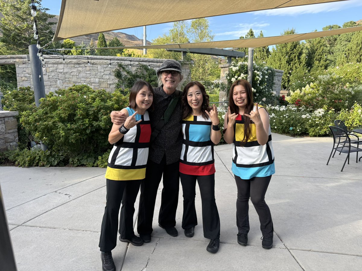 ShonenKnife's tweet photo. 号外！昨日は、チープトリックのトム・ピーターソンが見に来てくれました！感激！
Tom Petersson from Cheap Trick came to see our show yesterday in Salt Lake City! What an honor! https://t.co/rCq20aXvdv