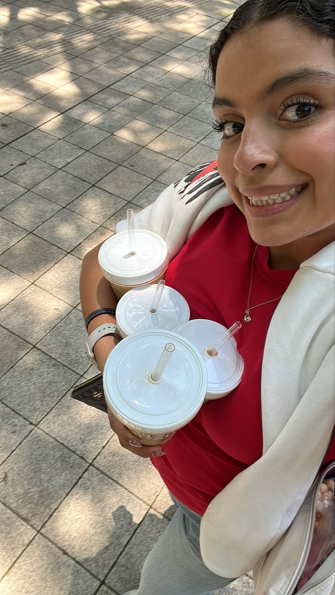 paocp8's tweet photo. gran habilidad mua de cargar con muchas cosas 💪🏼
primera foto: bolsa de greenies, donitas,mi bolsa de pilates, mi bolsa con mi compu y ipad
segunda foto: 3 cafés de mis amigas, el mío y mi bolsa https://t.co/Hbmp1gPXl2