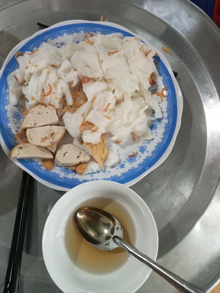 duchieu86's tweet photo. Bữa sáng chuẩn Việt Nam đây rồi!
Bánh cuốn mềm mịn, thơm lừng hành phi, kèm chả lụa nóng hổi và chén nước mắm chua ngọt.
Nhìn thôi đã thèm chảy nước miếng rồi…
Ai cũng đang đói bụng giống mình không?
Mời mọi người nhé
#BanhCuon #BuaSangVietNam #AnNgon https://t.co/We3ejnCeE0