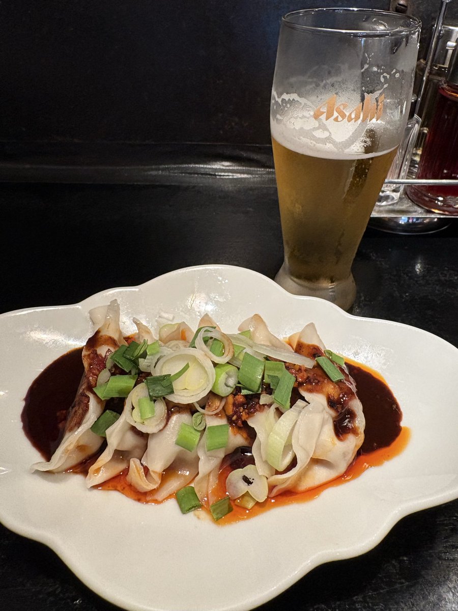FP24800817's tweet photo. 全国通訳案内士一次試験。

一限目の英語、私の左右両隣、後ろ2席ともに空席で、午後からご参加。
両隣の方は、70代男性と60代女性(仕事柄
高齢者の年齢を見分けることに関して自信がある)。

いいなぁ…｡ﾟ(ﾟ´ω`ﾟ)ﾟ｡
現役時代、バリバリ海外行ったりしてらしたのかなぁ…。

一人飲みの夜が更けた。