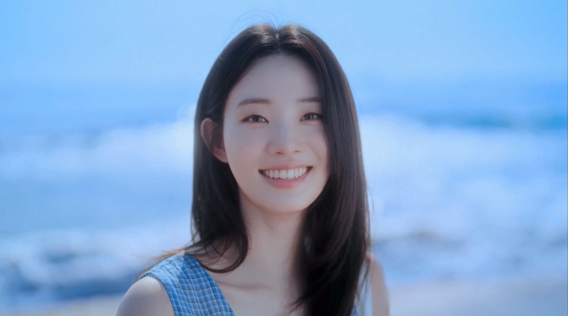 forshinsia's tweet photo. The <Blue Lagoon> music video released alongside the song features actress Shin Sia in the lead role. Set against the summer sea of Mukho Port in Gangwon Province, it captures the carefree moments and fresh excitement of youth. Shin Sia’s natural acting and Lee Suhyun’s vocals come together to create an atmosphere reminiscent of a coming-of-age film. 

The video, filled with blue seas, sunlight, and a retro aesthetic, visually expands on the song’s bright mood. By intercutting Shin Sia’s expressions and the summer scenery with Lee Suhyun’s vocals, it emphasizes the sense of excitement and freedom embodied by <Blue Lagoon>. 

🖇️ https://t.co/hjeqZ6gqw6