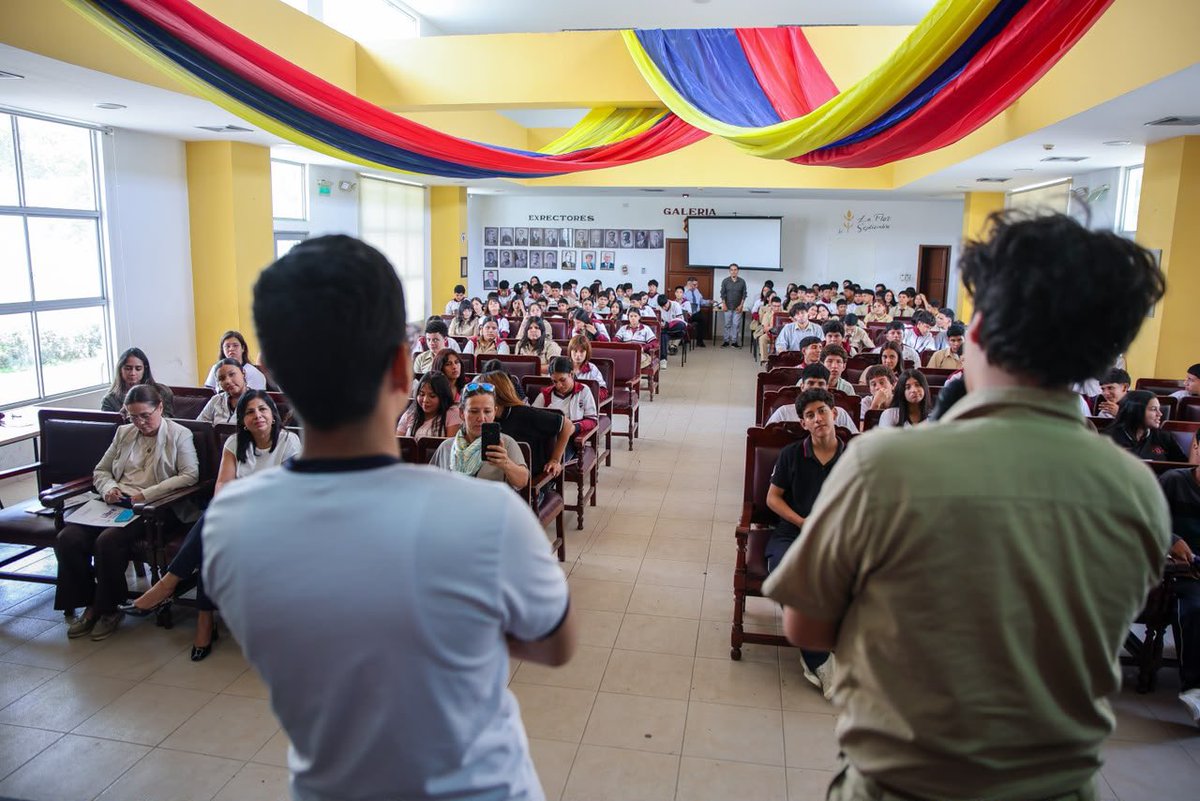 Leoorlandoa's tweet photo. #MesDeLaJuventud

🙌 El arte y la cultura son herramientas de transformación social que también contribuyen a la prevención temprana de conductas de riesgo asociadas a las adicciones en nuestros adolescentes y jóvenes🙋🏽‍♀️🙋🏻

🤝 En convenio entre @PrefecturManabi y Corporación Humor y Vida, llegamos a las Unidades Educativas Olmedo, Uruguay y Andrés de Vera, así como en el sector Las Cumbres de la parroquia San Pablo de Portoviejo mediante:

🎭  Talleres de teatro, pensamiento crítico, salud mental, expresión oral y corporal
🧠  Acompañamiento psicosocial

Generamos espacios seguros de expresión y aprendizaje que fortalecen habilidades para la vida y permiten construir vínculos de confianza en nuestros adolescentes y jóvenes manabitas. ❤️💚🤍