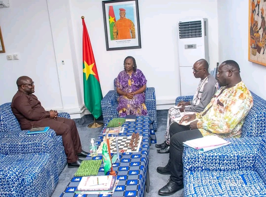 onubf's tweet photo. « Le Burkina sait ce qu'il veut faire avec la jeunesse et le sport. Le Burkina a déjà un plan, le Burkina a un chemin. »
 @NTikum , reçu ce 18 août par la Ministre des Sports, de la Jeunesse et de l'Emploi, réaffirme l'appui de @onubf aux priorités du Burkina Faso. https://t.co/nl1HPZV4Pa