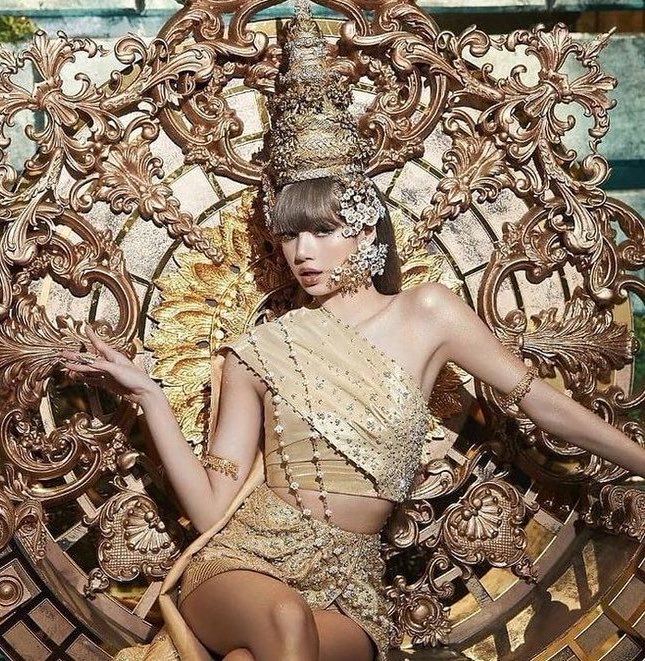 pinksview's tweet photo. LISA (11) becomes the most nominated K-pop solo act in VMAs history. https://t.co/koyS7GL9RA