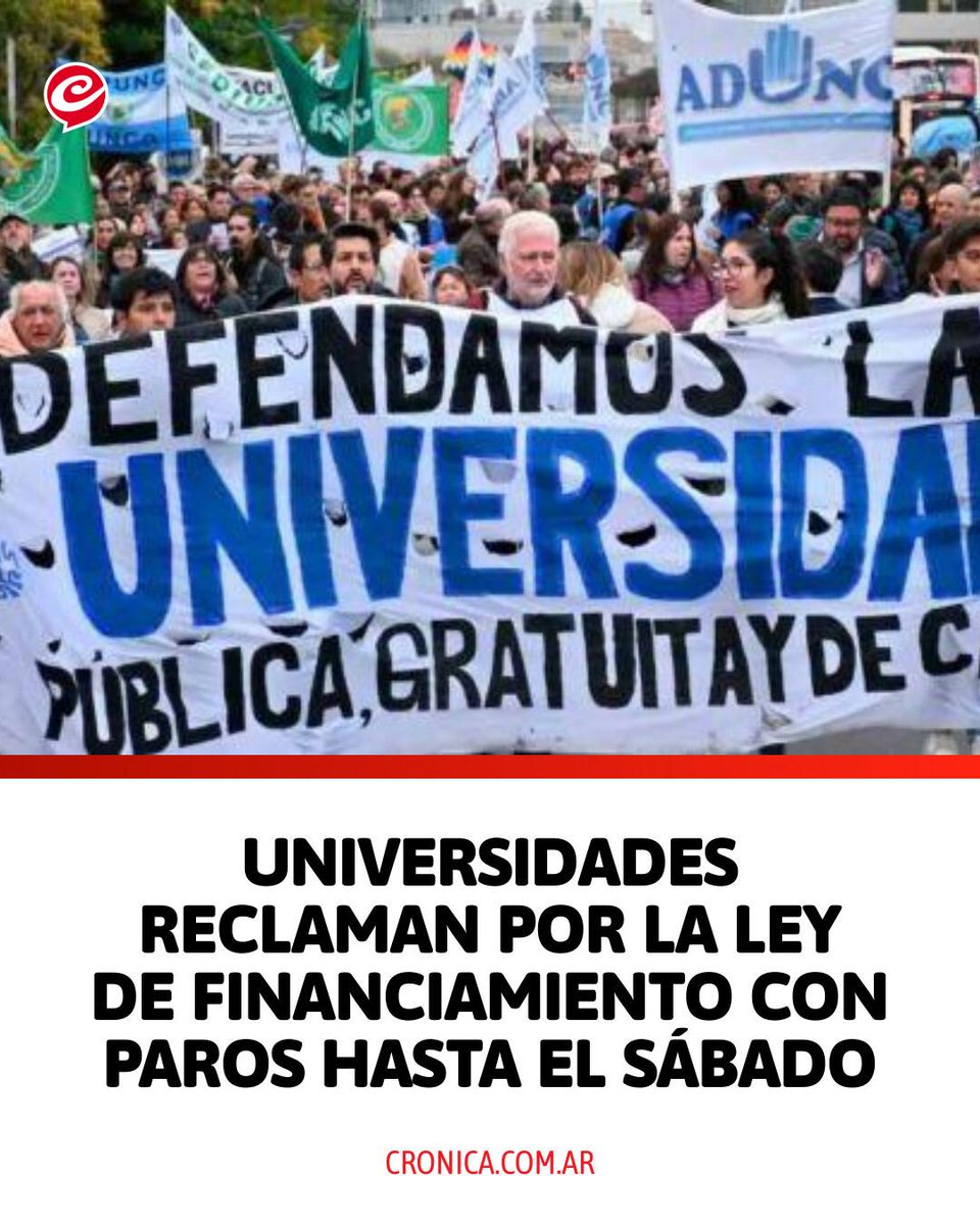 Cronica_ok's tweet photo. 🔵 LA CRISIS NO CESA 

🎓 Las universidades públicas del país atraviesan una nueva semana de medidas de fuerza convocadas por gremios docentes y nodocentes. El plan de lucha contempla paros, clases públicas y acciones de visibilización en el marco del debate por la Ley de Financiamiento Universitario.

✊ Las jornadas cuentan con la adhesión de los sindicatos del sector, que reclaman recomposición salarial y mayores partidas para el funcionamiento de las casas de altos estudios. Las medidas incluyen interrupciones en el dictado de clases presenciales y virtuales en distintas facultades del país.

📢 Además, representaciones gremiales y agrupaciones estudiantiles coordinan actividades en calles y sedes académicas para exponer la situación presupuestaria ante la comunidad educativa.

🗞️ Leé la nota completa en https://t.co/TLZOJeMlWs

#UniversidadesPúblicas #LeyDeFinanciamiento #Educación