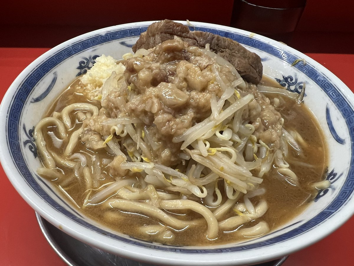 dalsegnojp's tweet photo. ハナイロモ麺 吉祥寺本店
小ラーメン240g 1100円
ニンニク、アブラ

閉店時間20時ギリギリ前に滑り込み
ｽﾞｻｰc⌒っﾟДﾟ)っ
久しぶりのノーマルラーメン、超美味しかったです！カタメに仕上げられた麺が良いですね👍
ごちそうさまでした https://t.co/x07WALzciW