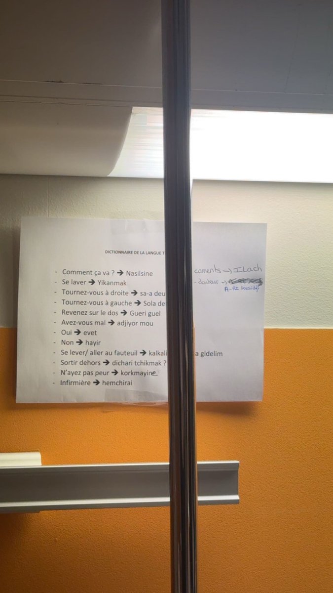 sasuukeeh's tweet photo. les infirmières qui ont fait une traduction des mots qu'ils utilisent le plus pour pouvoir communiquer avec ma mère 🥹🥹 ça c'est ma france https://t.co/01RvA4VnDY
