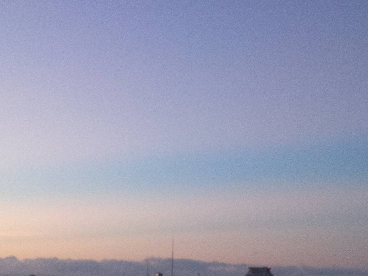 GOODDAY443016's tweet photo. Aug.19th (Wed) ☀️26,9°C_85% 
おはようございます。
Good_day！　　　　　　　　　　　　　今朝の東空・南空 https://t.co/9HbcBwLl63