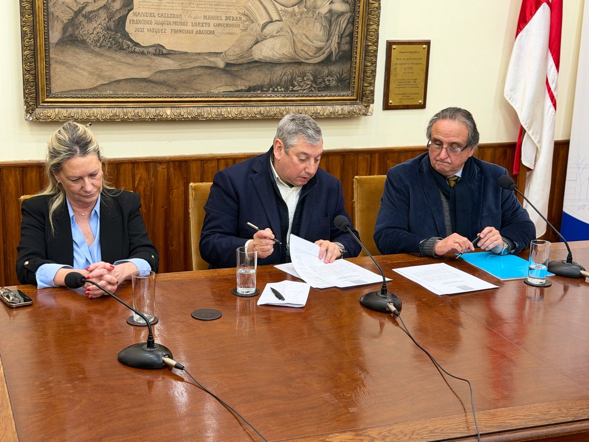 PajaroEnciso's tweet photo. Firmamos un Convenio Marco de Cooperación entre la @FloridaIDF  y el Instituto Universitario Sudamericano (@iusur_uy) Rector Dr. Erque Martínez Larrechea. Este acuerdo nos permitirá impulsar el desarrollo académico, científico, tecnológico y cultural de nuestra comunidad. https://t.co/vPfdIBpYdb
