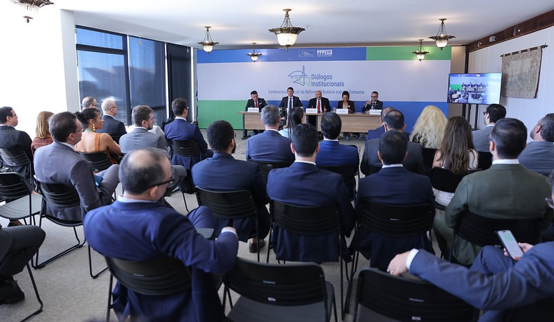 STF_oficial's tweet photo. 💬 STF debate caminhos para evitar conflitos e decisões divergentes na reforma tributária. Contencioso judicial da reforma tributária sobre consumo foi discutido no terceiro encontro do Projeto Diálogos Institucionais: https://t.co/jdelbF7Eml

#PraTodosVerem: contém descrição da imagem