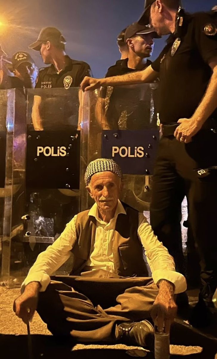 nalysrr's tweet photo. Kompleksa kêmtîyê ya ku Kurd tê de ne, dibe sedem ku di her alîyê jiyanê de xwe kêm û nahek bibînin; di heman demê de ji wan re gotina rastîya jîyana mirovane utopîk tê. Yên ku di wextê xwe de digotin Apoger komeke piçûk a ciwanên fantastîk in jî ma ne ev civak bixwe bû? https://t.co/OHdwOgpg1s