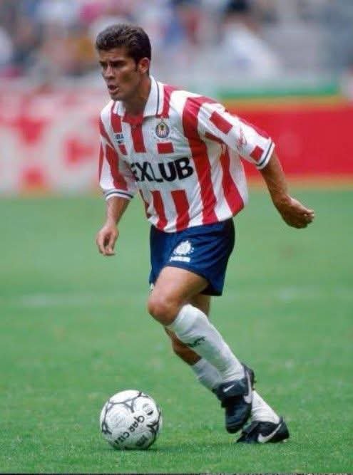 elfamosochupes's tweet photo. Esta sin duda fue la salida más dolorosa de un jugador de chivas, era ídolo indiscutible, era campeón, era referente y no solo se fue si no que se fue al odiado rival...
Nada superará eso ni lo de Oswaldo Sánchez... https://t.co/GyG2sB88yd