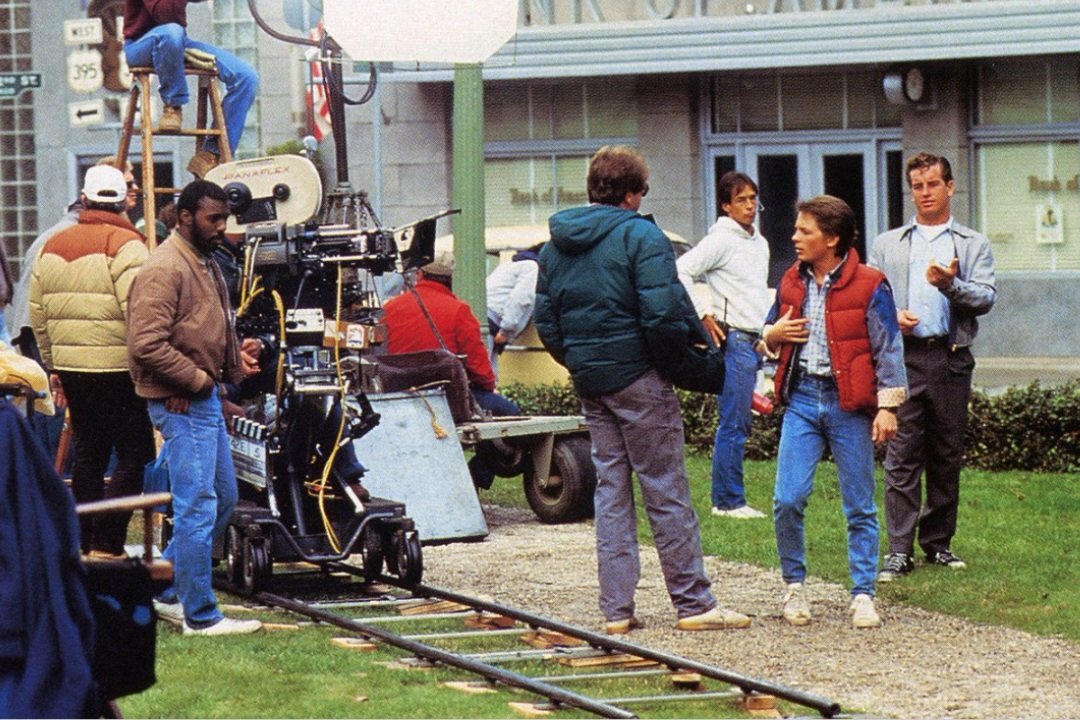 Lompac2026's tweet photo. Michael J. Fox is seen here behind the scenes while filming Back to the Future (1985)
#MichaelJFox #BacktotheFuture #Hollywood #MartyMcFly #ClassicFilms #RobertZemeckis https://t.co/kcbWtY2j00