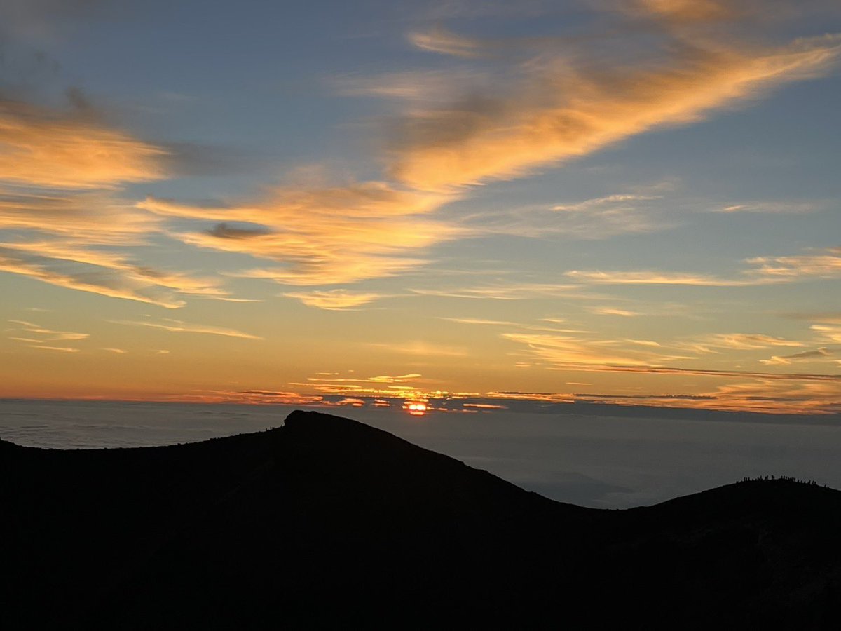 Fuji_Tozan's tweet photo. おはようございます。今朝の富士山からのご来光です。 https://t.co/S21BeHf3uw
