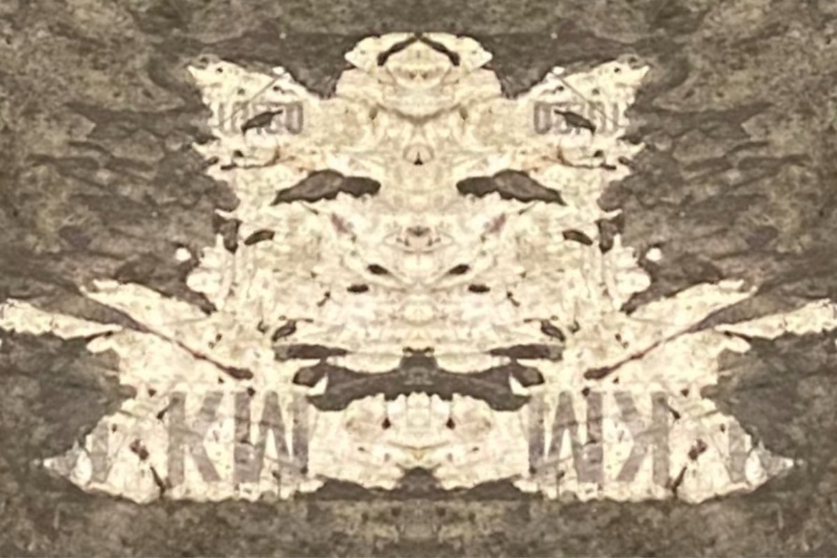 pleqs_'s tweet photo. Ghost caught on camera (drawing second pic) #Exhibit B https://t.co/JrfK8Xlkiu