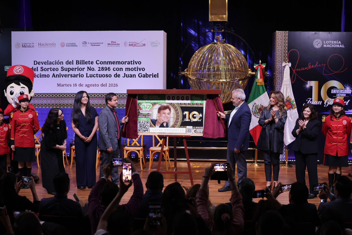 ARBedolla's tweet photo. A 10 años de su partida, el legado de Juan Gabriel sigue más vivo que nunca. Junto a la @lotenal, develamos el billete conmemorativo en homenaje al "Divo de Juárez", orgullo de Parácuaro y patrimonio cultural de México. El premio mayor ya nos lo ganamos todos al compartir el talento y amor por Michoacán de un artista cuyo legado es eterno. #MichoacánEsMejor