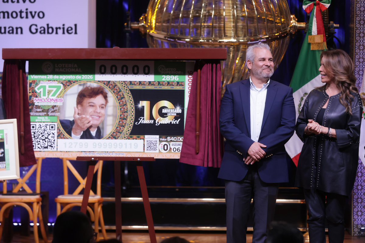 ARBedolla's tweet photo. A 10 años de su partida, el legado de Juan Gabriel sigue más vivo que nunca. Junto a la @lotenal, develamos el billete conmemorativo en homenaje al "Divo de Juárez", orgullo de Parácuaro y patrimonio cultural de México. El premio mayor ya nos lo ganamos todos al compartir el talento y amor por Michoacán de un artista cuyo legado es eterno. #MichoacánEsMejor