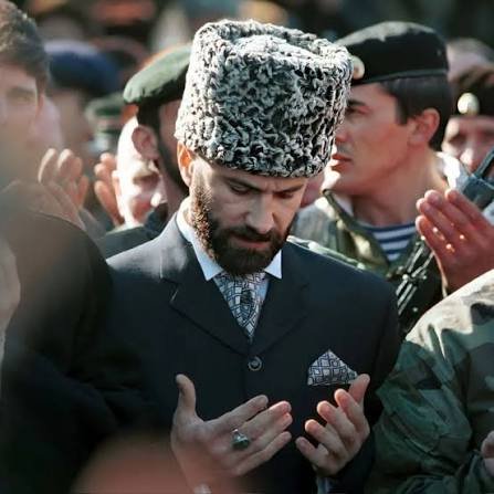 Av_A_KARAARSLAN's tweet photo. Milletimizin vicdanında derin yaralar açan, Çeçenistan’daki insan hakları ihlalleri, zulümlerle ve ihanetle anılan Ahmet Kadirov’un isminin Keçiören sınırları içerisindeki parka verilecek olması vicdanları yaralamıştır.

Keçiören sınırları içinde bir parka isim verilecekse Çeçen halkının bağımsızlık mücadelesiyle özdeşleşmiş sembolü Şehid Şamil Baseyev 'in isminin verilmesi milletimizin mazlum halklara olan tarihsel destek ve misyonumuza yakışan bir adım olacaktır.
@OzarslanMesut
@keciorenbeltr
#KeçiörenKadirovParkınaHayır