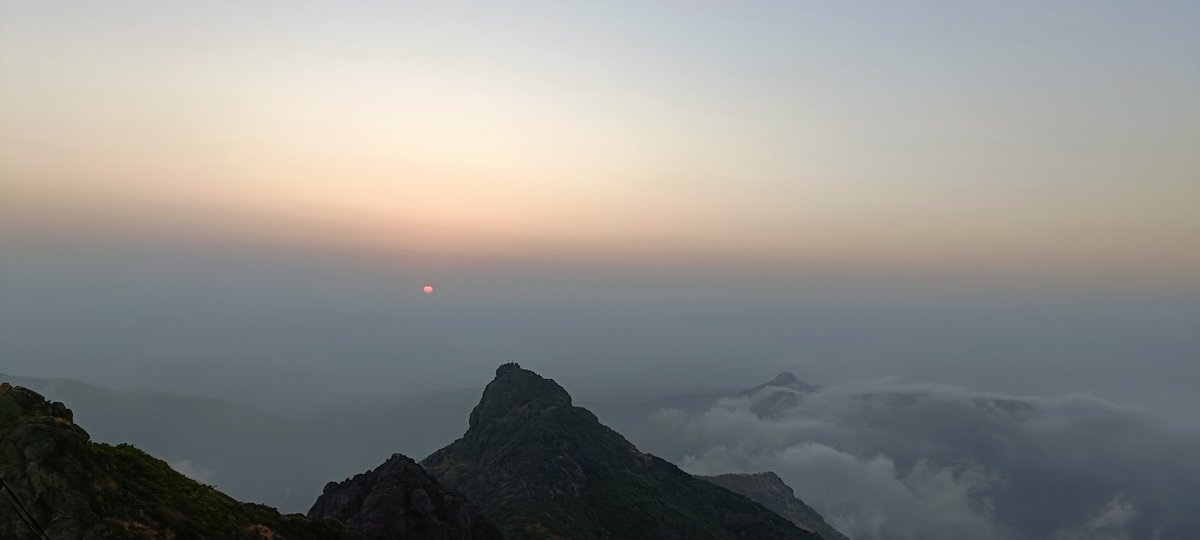 dhamsaniya's tweet photo. @GujaratTourism Girnar https://t.co/cREUX72HHj