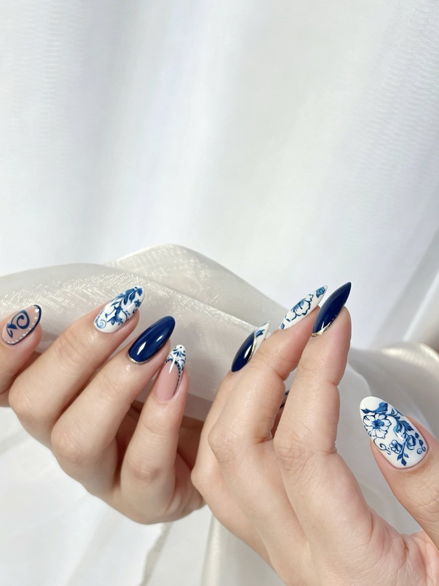 mizu233's tweet photo. Delfts blauw nail for the last Dutch Grand Prix!! 
Inspired by the special helmet of Max💙🤍

#DutchGP #F1 #MaxVerstappen https://t.co/Xxrd486Uva