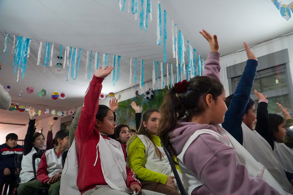 gobdecordoba's tweet photo. 📱🛡️ Adolescentes del sur provincial se capacitaron para una vida digital más segura, en el marco del ciclo "Acompañamiento de Adolescencias en Entornos Digitales".
🎓 Las jornadas reunieron a estudiantes de #Mattaldi, #HuincaRenancó y #VillaValeria, con talleres sobre grooming, inteligencia artificial, apuestas online y el cuidado de los datos personales.
🤝 La actividad estuvo a cargo de la Dirección General de Vinculación Institucional y Convivencia junto a la Fundación Tecnología con Propósito, en el marco del programa Convive CBA.
#HacerParaCrecer #ConviveCBA #InteligenciaArtificial