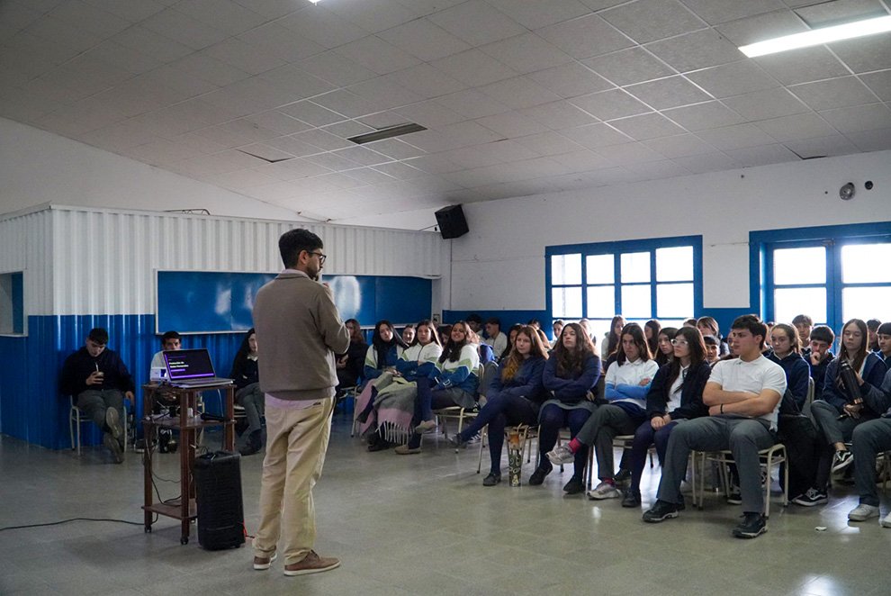 gobdecordoba's tweet photo. 📱🛡️ Adolescentes del sur provincial se capacitaron para una vida digital más segura, en el marco del ciclo "Acompañamiento de Adolescencias en Entornos Digitales".
🎓 Las jornadas reunieron a estudiantes de #Mattaldi, #HuincaRenancó y #VillaValeria, con talleres sobre grooming, inteligencia artificial, apuestas online y el cuidado de los datos personales.
🤝 La actividad estuvo a cargo de la Dirección General de Vinculación Institucional y Convivencia junto a la Fundación Tecnología con Propósito, en el marco del programa Convive CBA.
#HacerParaCrecer #ConviveCBA #InteligenciaArtificial