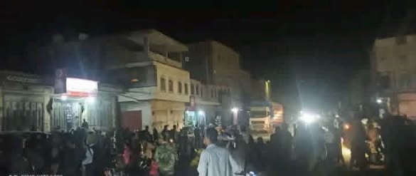 Yes2r_'s tweet photo. #عاجل_الان
قبائل مديرية الشهداء الأزارق بشيوخها وشبابها وبكل شرائحها واطيافها تعلن نفير عام وتملئ خطوط وشوارع مدينة  #الضالع هذه اللحظات حشود غير مسبوقه مسحلـ.ـه تطالب بتسليم القاتـ.ـل والاثنين الاخرين المشتركين بالجريمـ.ـه  لقبضتهم ليتم القصـ.ـاص الشرعي https://t.co/WGjXAfV3ql