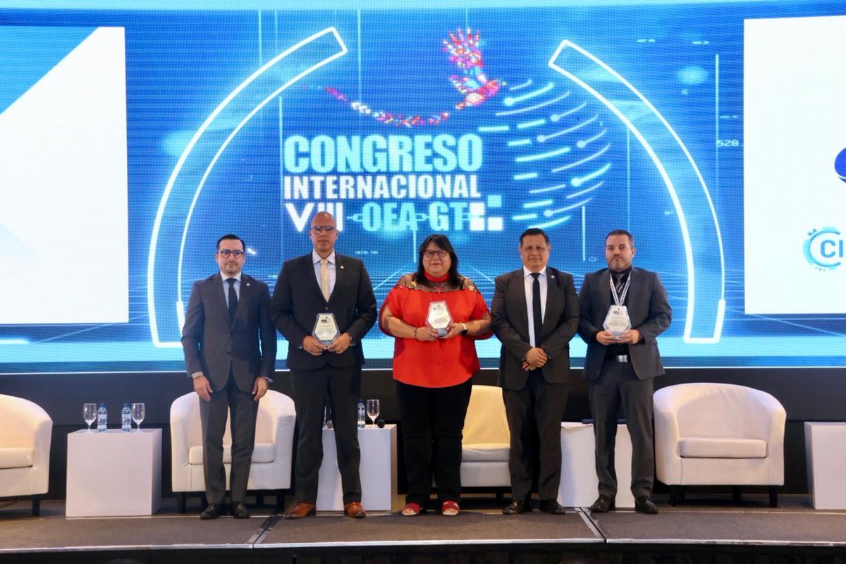 AmChamGT's tweet photo. La interoperabilidad institucional y regional fue protagonista del panel sobre control coordinado en fronteras inteligentes, con la participación de Víctor Cruz, MINGOB; Mayra Motta, MAGA; Allan Solís, MSPAS; y Edwin Curtidor, SAT, bajo la moderación de Werner Ovalle, Superintendente de Administración Tributaria.

Un diálogo clave para fortalecer la coordinación entre instituciones y avanzar hacia fronteras más eficientes y seguras.
