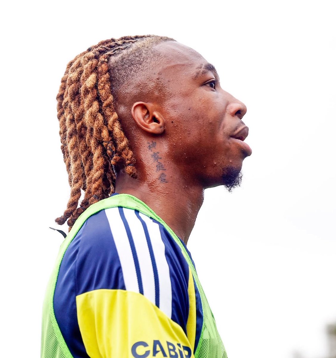 BerkBekgoz's tweet photo. Nene fiziksel olarak çok daha güçlü görünüyor. Maç boyunca Fenerbahçe’nin toplamda yalnızca 2 başarılı dribbling yaptığı tabloda, Nene tek başına 3 kez rakibini geçmeyi başardı; girdiği 3 ikili mücadelenin de tamamını kazandı. Fiziksel gelişimi, bire bir oyunundaki etkinliğini de doğrudan yukarı taşımış.