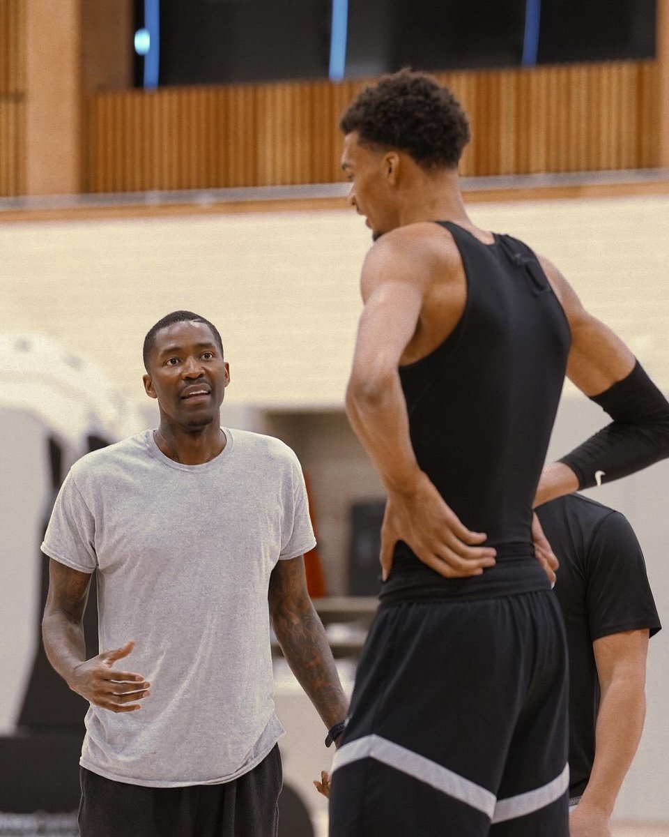 Basket_Infos's tweet photo. « Il est en train de construire un super-pouvoir. Une machine qu’on n’a encore jamais vue »

Jamal Crawford à propos de Wemby, avec qui il a bossé.

« Je n’ai jamais rien vu de pareil. Jamais. Certaines personnes sont capables d’apprendre quelque chose, mais ne savent pas forcément l’appliquer. Elles comprennent ce que vous leur dites, mais elles ne peuvent pas immédiatement le reproduire. Lui, il l’applique plus vite que n’importe qui que j’aie jamais vu. Vous lui expliquez quelque chose et immédiatement : “D’accord. Compris. Compris. Compris.” Puis il le fait.

Les dîners avec lui étaient presque aussi impressionnants que les séances sur le terrain. Tout chez lui est intentionnel. Et il est extrêmement curieux. Il ne fait pas semblant de tout savoir, mais vous sentez qu’il veut tout savoir.

Quand il se retrouve avec nous, c’est presque comme s’il essayait de récupérer les Pierres d’Infinité : ”Je vais prendre ça chez lui. Ça chez l’autre.” Il est en train de construire un super-pouvoir. Une machine qu’on n’a encore jamais vue.

Il lui a même appris des moves secrets :

« Je vais vous dire quelque chose que je n’ai encore raconté dans aucun podcast. Pendant toute ma carrière, j’avais dix moves que je gardais en réserve en me disant : “Si un jour je participe au All-Star Game, je sortirai ceux-là.” J’en ai donné deux à Wemby.

Donc j’ai hâte du jour où il va les sortir en match. Quand vous les verrez, vous vous direz : “Non… il n’a quand même pas fait ça !” Et moi, je saurai exactement d’où ça vient. »

Via The Cousins Show