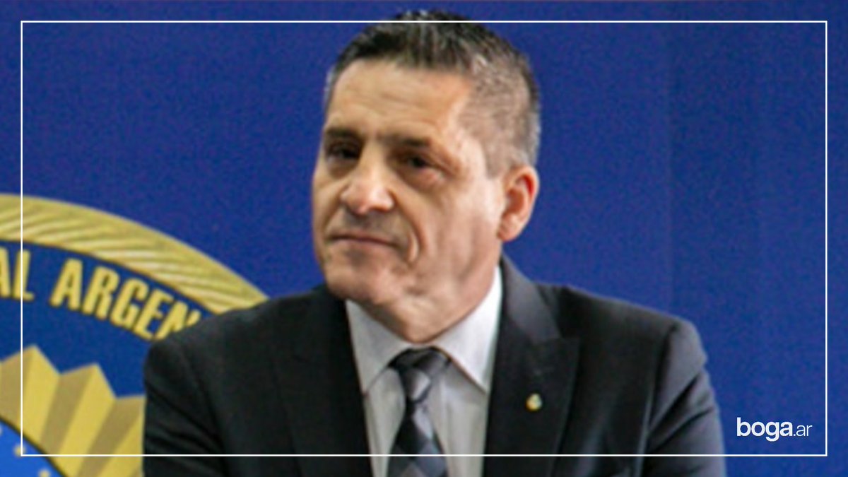 boga_ar_'s tweet photo. ● COMODORO PY ● El juez Julián Ercolini quedó a cargo de investigar al comisario Gustavo Gauna, fotografiado con una escopeta y sin identificación durante la represión de la marcha contra la Ley de Tierras: ya ordenó las primeras medidas y evalúa otras pedidas por la fiscalía. https://t.co/HJPMEZV0AX