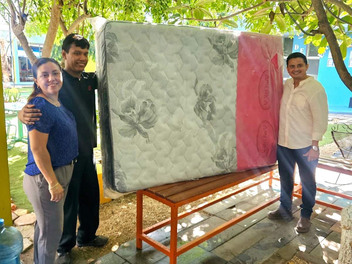 ParticipoXMID's tweet photo. ¡Unidos somos más fuertes! 💪🏽✨

Gracias a la solidaridad de la ciudadanía y la red de #MéridaNosUne entregamos un colchón a Arca de Noé Comunidad Terapéutica para apoyar a quienes más lo necesitan. 🛌🤝

¿Quieres ser parte de esta red de ayuda?
👉 Visita: https://t.co/j3nKTS3ySD https://t.co/6SRI7cbFEz