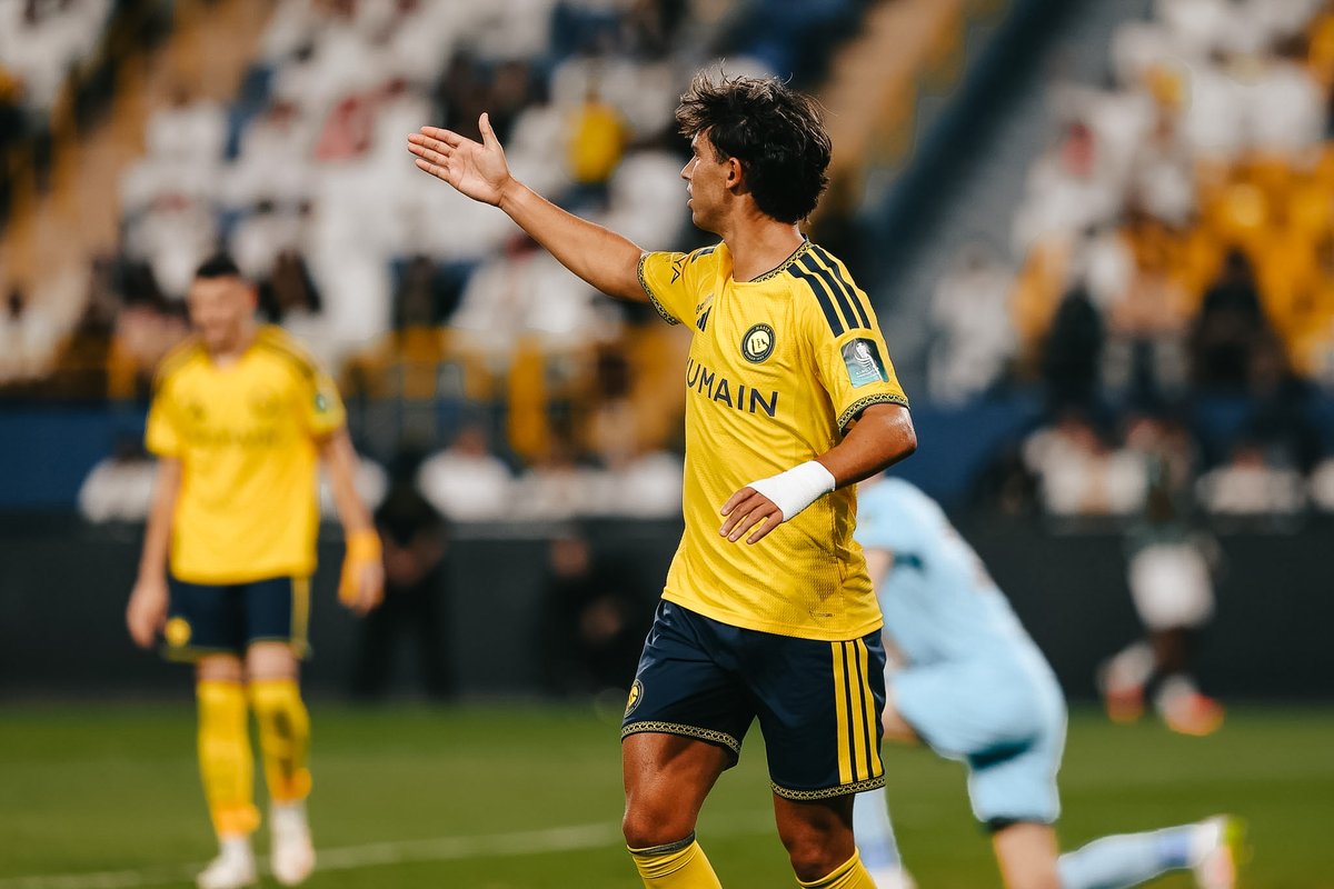 AlNassrFC's tweet photo. “ غنائـم المرء تجــاربه ”
وجـواو يعيش أعظم تجاربه .. برفقة #النصر 💛 https://t.co/wVYlgFq0Do