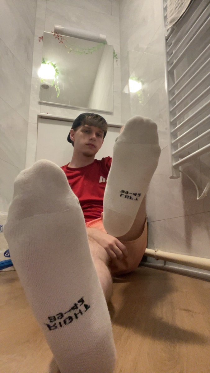 Ben_Master_'s tweet photo. Surprise en DM pour tout ceux qui commente et RT mon post épinglé ! 🎁🥵
DM🔥

#cashmaster #soumis #findom #moneyslave #cashslave #socks #sneakers #feetmaster #gayfeet #paypig #kiffeur https://t.co/OJbBeI67Ss