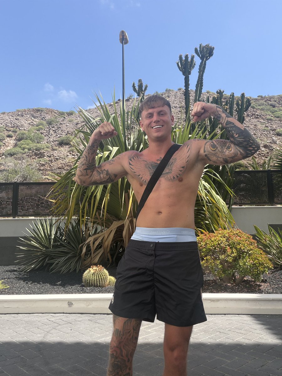 Shanekingx's tweet photo. Do you like my biceps? https://t.co/7aTaKJAxLe