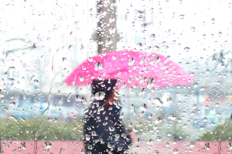 amy26ik1's tweet photo. 雨天没带伞，正缩在便利店门口发愁，陌生小姐姐悄悄把她的玩偶雨伞塞给我就跑了，心一下暖成小太阳～， https://t.co/5jzIQHZ7RR