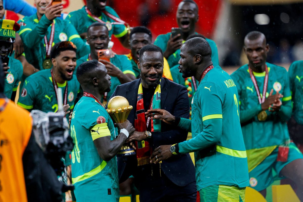 ActuFootAfrique's tweet photo. 🚨🇸🇳 Moussa Niakhaté :

« Je veux rendre un hommage à Pape Thiaw : 𝙈𝙀𝙍𝘾𝙄 à lui d’avoir pris l’équipe du Sénégal dans des conditions pas évidente et 𝙈𝙀𝙍𝘾𝙄, avec lui, nous avons remportés le trophée de la CAN.

Bienvenue au coach Vieira désormais ! » 💪🏿❤️ https://t.co/qjrweJfsJI