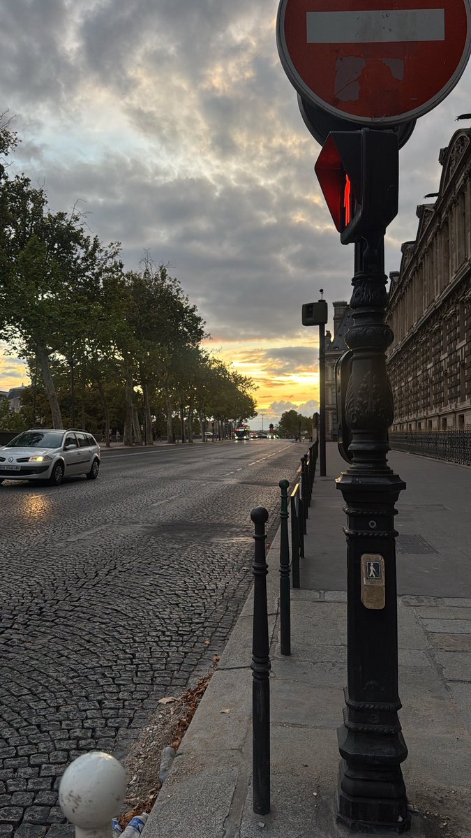 Ladyyy93's tweet photo. Paris 🌧️🇫🇷🥖 https://t.co/Z9pd85roFh