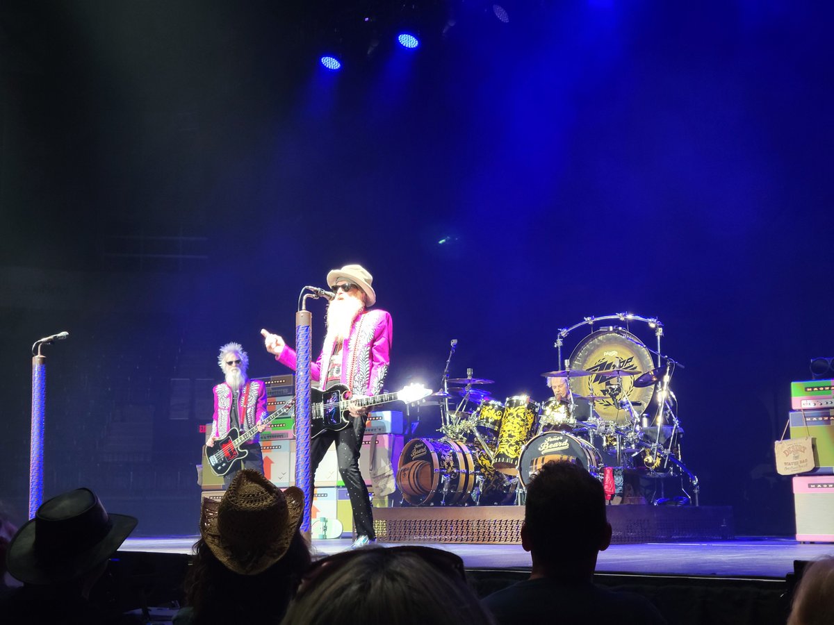 ColinBrown23's tweet photo. Beard down. #RIPFrank #ZZTop https://t.co/Mrez6fCOl6