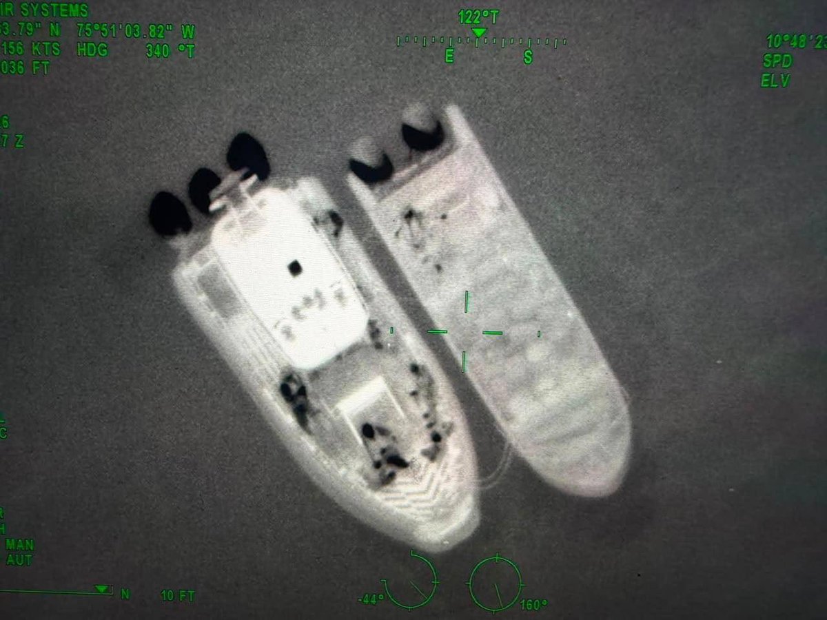 FuerzasMilCol's tweet photo. La #ContundenciaOperacional de nuestra @ArmadaColombia permitió interceptar en el Caribe colombiano una embarcación tipo Go-Fast que transportaba 1.426 kilos de cocaína. En esta operación también se incautaron equipos de comunicación y navegación satelital y se logró la captura de tres personas.

Las #FuerzasMilCol mantenemos la ofensiva contra el narcotráfico en todo el territorio nacional.
#TodosSomosColombia