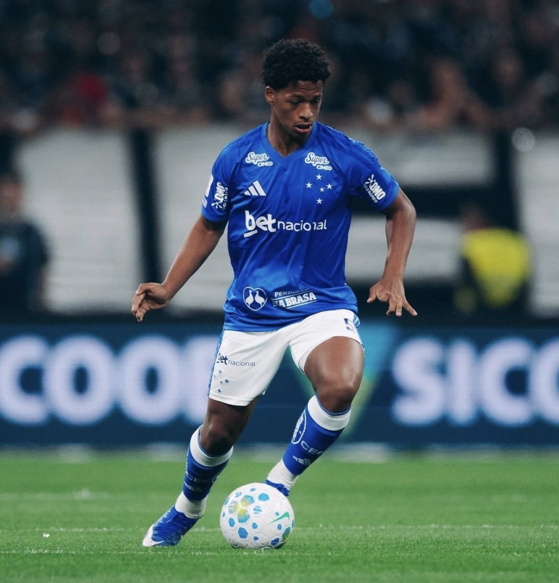 jfilipe235's tweet photo. ✅️Estou vendo hype danado no ze do cruzeiro,jogador promissor q pode vingar em um futuro breve

Mas...

Pra mim a grande revelação desse campeonato até agora é Cisse,jogador com todos os atributos para seguir uma carreira longeva na Europa

Apreciem q aq CISSÉ vai durar pouco! https://t.co/fZ169nOdzt