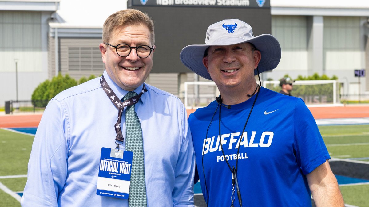 UBuffaloFB's tweet photo. Thank you to @UBCAS Dean Jeff Grabill for stopping by today's practice!

#UBhornsUP🤘l #BullMarket📈 https://t.co/XSRTWa92CL