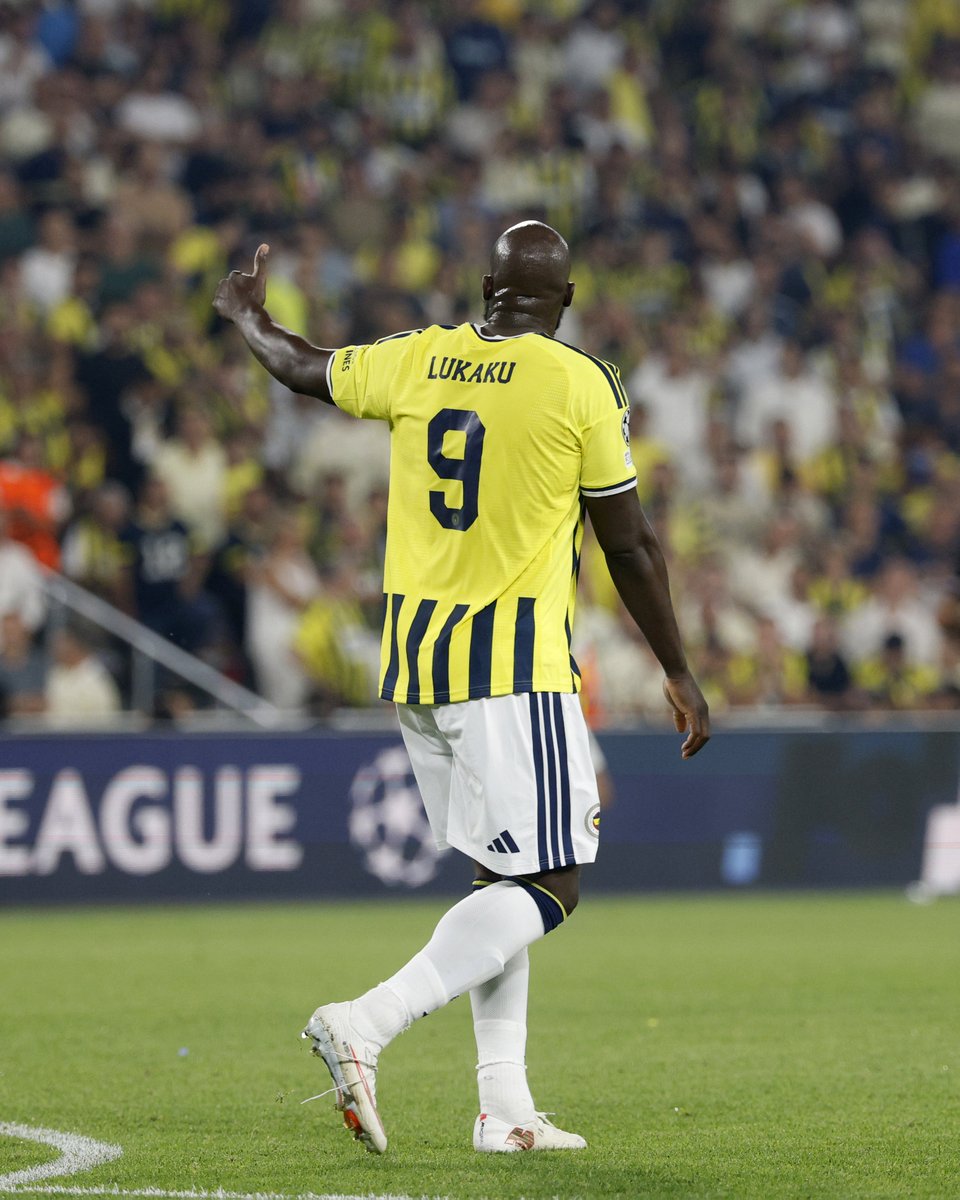 Fenerbahce_EN's tweet photo. Big Rom’s home debut. 💪 https://t.co/TDQ4m7vNNS