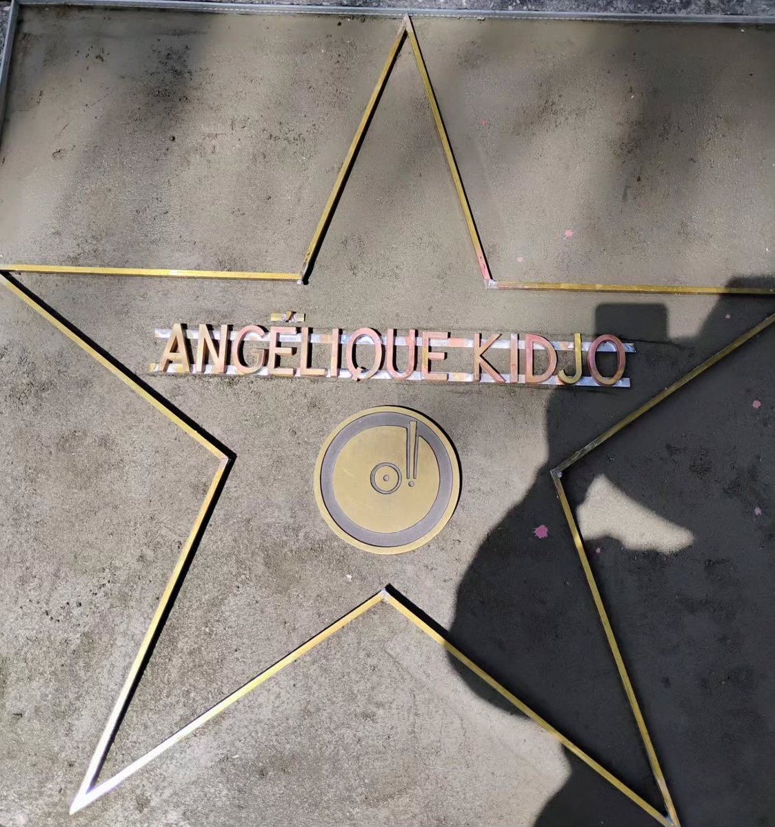 AfricaFactsZone's tweet photo. Angelique Kidjo has become the first African Artist to be honoured with a star on the Hollywood Walk of Fame. https://t.co/1Eu2NYRTpk