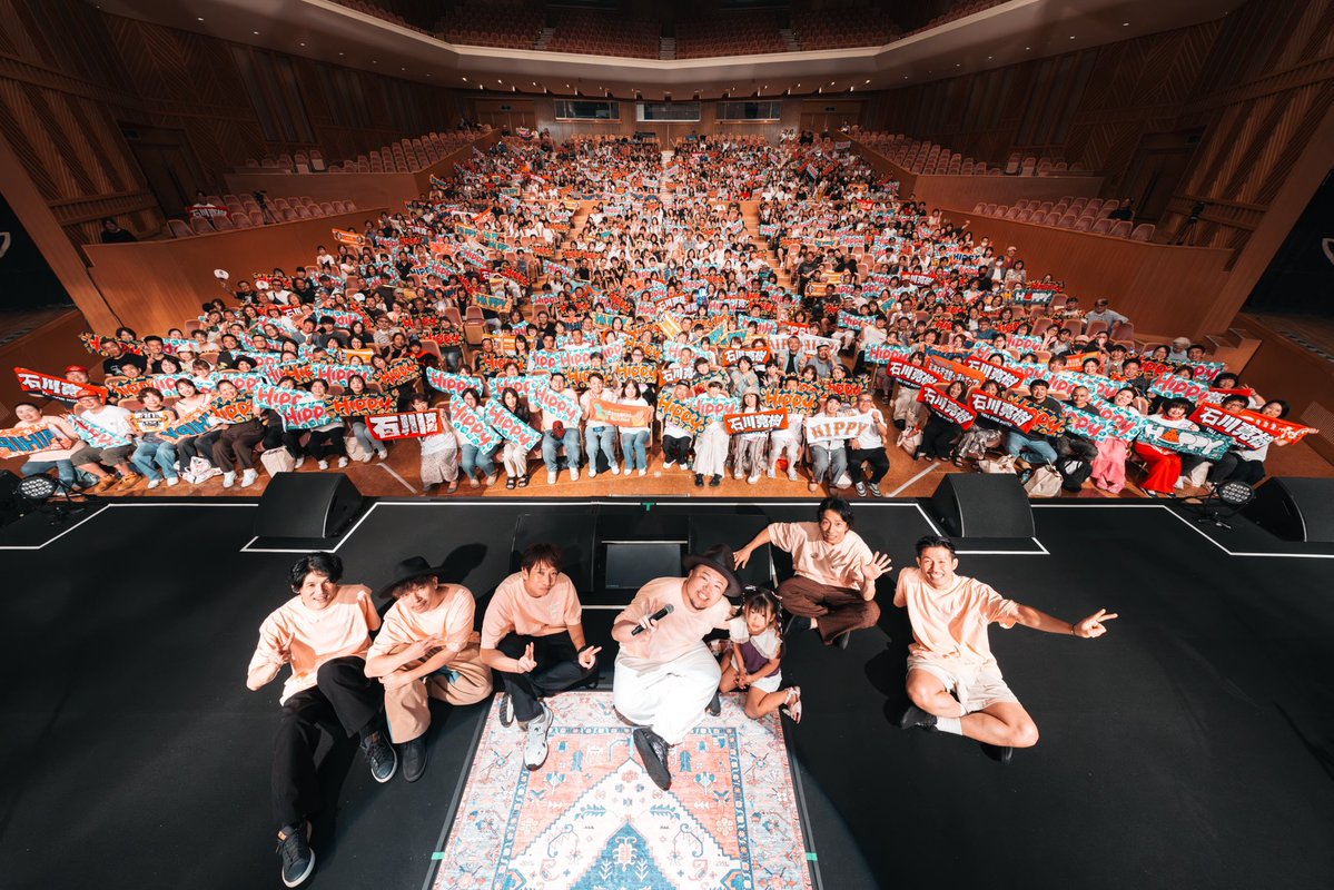 __HIPPY__'s tweet photo. 8/15終戦の日
福山リーデンローズにて

今がある！笑顔たくさん咲く
嬉しい愛しい楽しいライブ!!!

Vo. HIPPY
Gu.浜崎快声
Ba.柳原旭
Key.神佐澄人
Dr.加藤聡
DJ. TA★1

バンドメンバーの皆さんをはじめ
スタッフの皆さんに支えてもらい
会場に駆けつけてくれるあなたがいてくれて

大ホールのステージに連れてきてくれて
本当に本当にありがとうございます！！！
全20公演 たくさんの出会い再会感謝！！

次のステージへ！武道館へ！１歩１歩
行きましょう！どこまでも！！！！！

———————————————

HIPPY ROAD TO 武道館 MISSION
東京！大阪！２大都市フリーライブ決定！

【11/2（月）】東京 duo MUSIC EXCHANGE
【11/5（木）】大阪 ��斎橋BIGCAT

———————————————

#HIPPY 
#デキルヤルデキル 
#ROADTO武道館