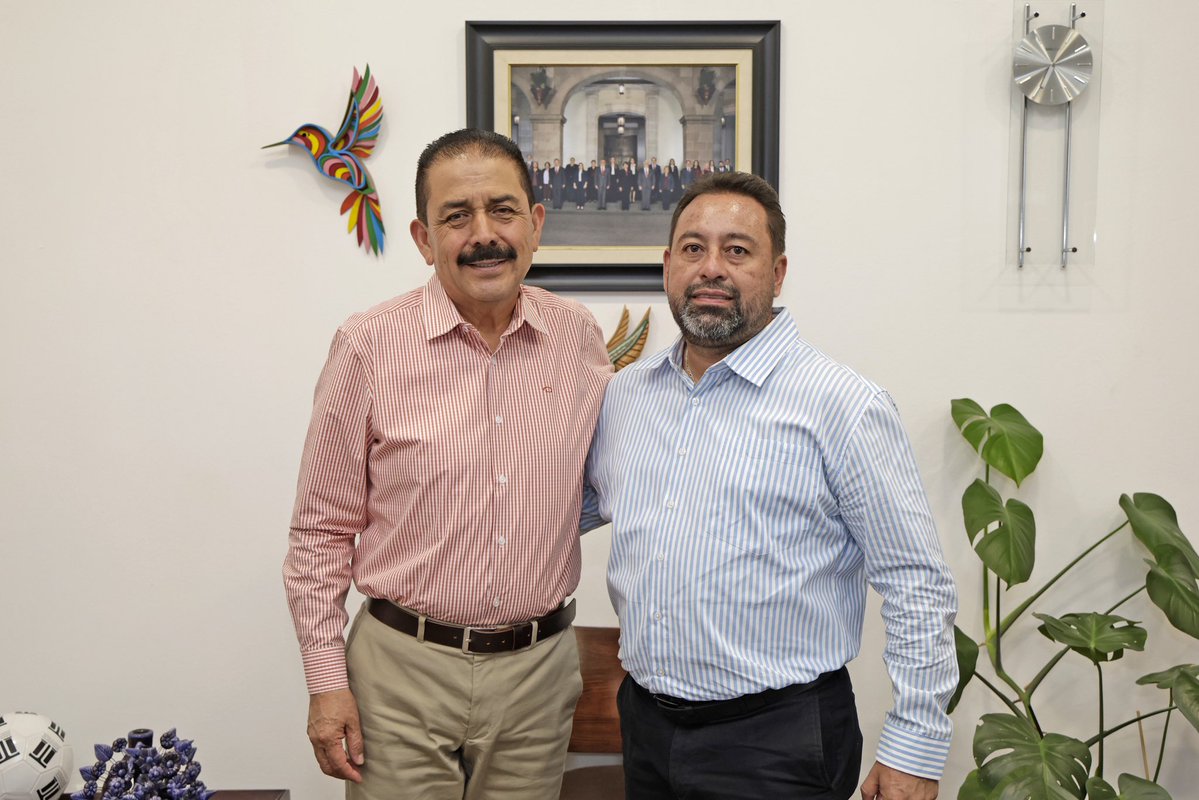 secti_edomex's tweet photo. 🤝✨ El secretario Miguel Ángel Hernández Espejel dialogó con Cesar Fuentes Dominguez, alcalde de #Tonatico, para sumar voluntades y seguir respaldando a las niñas, niños y jóvenes de su comunidad. 🏫📚
#ElPoderDeServir https://t.co/AjjtvAyURC