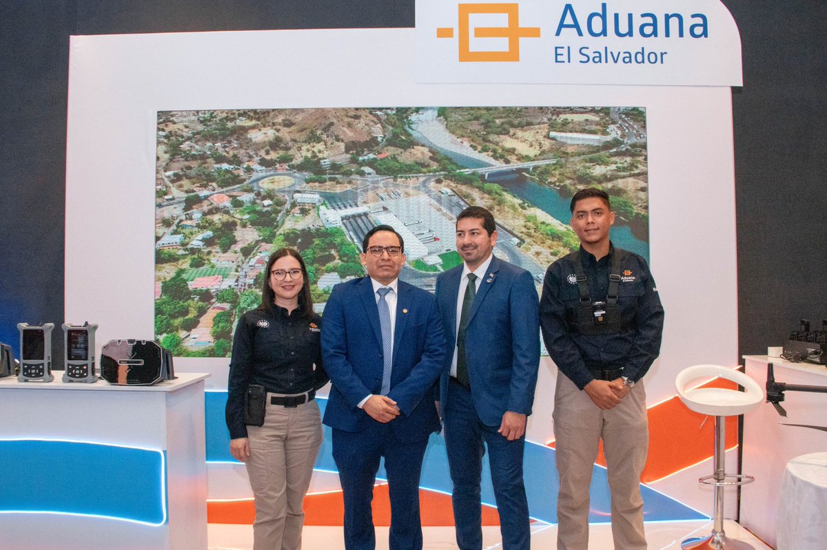 BenjaminMayo_SV's tweet photo. Participamos en Innova Tech Aduanero 2026, un importante espacio de encuentro que reúne al sector público, privado, gremiales, agentes aduaneros y expertos nacionales e internacionales para conversar sobre el presente y futuro del comercio exterior. 🇸🇻🌎

Durante mi participación compartí nuestra visión de modernización y futuro de la Dirección General de Aduanas, destacando cómo la tecnología, la inteligencia artificial, el análisis de datos, la interoperabilidad y una gestión de riesgos cada vez más inteligente están transformando la manera en que facilitamos y aseguramos el comercio.

En El Salvador estamos construyendo una Aduana más moderna, tecnológica, ágil y cercana al usuario, entendiendo que esta transformación debe realizarse de la mano con todos los actores de la cadena logística.

Agradezco a @asodaasv por generar estos espacios de intercambio y a ASAPRA, ponentes internacionales, empresas y gremiales por compartir experiencias y conocimientos que nos permiten seguir avanzando.

Nuestro compromiso continúa: facilitar el comercio legítimo, fortalecer la seguridad de nuestra cadena logística y contribuir a un El Salvador cada vez más competitivo. 🚢📦🤝