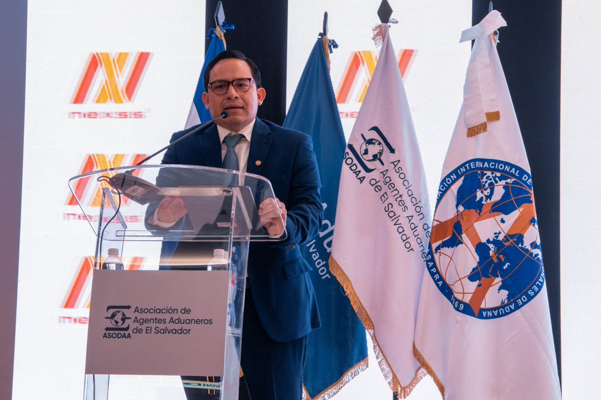 BenjaminMayo_SV's tweet photo. Participamos en Innova Tech Aduanero 2026, un importante espacio de encuentro que reúne al sector público, privado, gremiales, agentes aduaneros y expertos nacionales e internacionales para conversar sobre el presente y futuro del comercio exterior. 🇸🇻🌎

Durante mi participación compartí nuestra visión de modernización y futuro de la Dirección General de Aduanas, destacando cómo la tecnología, la inteligencia artificial, el análisis de datos, la interoperabilidad y una gestión de riesgos cada vez más inteligente están transformando la manera en que facilitamos y aseguramos el comercio.

En El Salvador estamos construyendo una Aduana más moderna, tecnológica, ágil y cercana al usuario, entendiendo que esta transformación debe realizarse de la mano con todos los actores de la cadena logística.

Agradezco a @asodaasv por generar estos espacios de intercambio y a ASAPRA, ponentes internacionales, empresas y gremiales por compartir experiencias y conocimientos que nos permiten seguir avanzando.

Nuestro compromiso continúa: facilitar el comercio legítimo, fortalecer la seguridad de nuestra cadena logística y contribuir a un El Salvador cada vez más competitivo. 🚢📦🤝