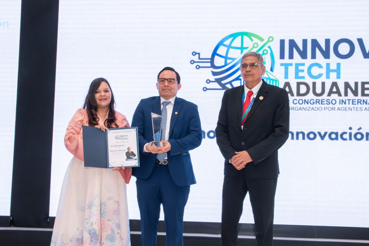 BenjaminMayo_SV's tweet photo. Participamos en Innova Tech Aduanero 2026, un importante espacio de encuentro que reúne al sector público, privado, gremiales, agentes aduaneros y expertos nacionales e internacionales para conversar sobre el presente y futuro del comercio exterior. 🇸🇻🌎

Durante mi participación compartí nuestra visión de modernización y futuro de la Dirección General de Aduanas, destacando cómo la tecnología, la inteligencia artificial, el análisis de datos, la interoperabilidad y una gestión de riesgos cada vez más inteligente están transformando la manera en que facilitamos y aseguramos el comercio.

En El Salvador estamos construyendo una Aduana más moderna, tecnológica, ágil y cercana al usuario, entendiendo que esta transformación debe realizarse de la mano con todos los actores de la cadena logística.

Agradezco a @asodaasv por generar estos espacios de intercambio y a ASAPRA, ponentes internacionales, empresas y gremiales por compartir experiencias y conocimientos que nos permiten seguir avanzando.

Nuestro compromiso continúa: facilitar el comercio legítimo, fortalecer la seguridad de nuestra cadena logística y contribuir a un El Salvador cada vez más competitivo. 🚢📦🤝